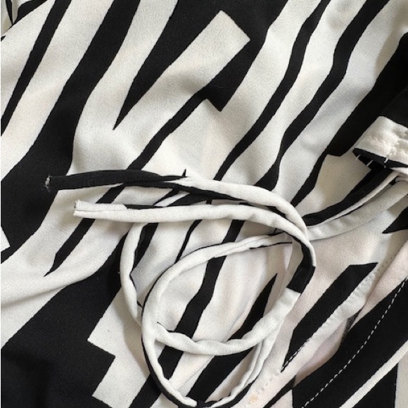 LYSESPENARD Dress Blouson Black White Geometric Gathered Shoulder Sz M - Picture 8 of 12